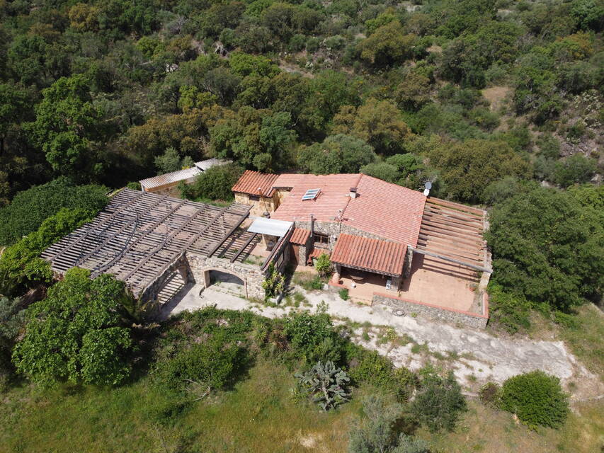 Rustic property in the Empordà, with a 2-bedroom house in Rabós. Enjoy a haven of tranquillity in this unique property.
