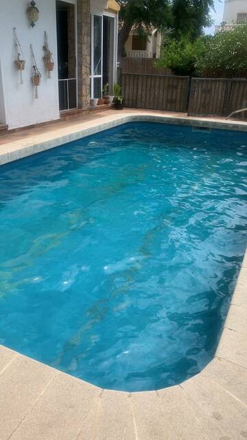 Very spacious house in a good location with swimming pool and garage