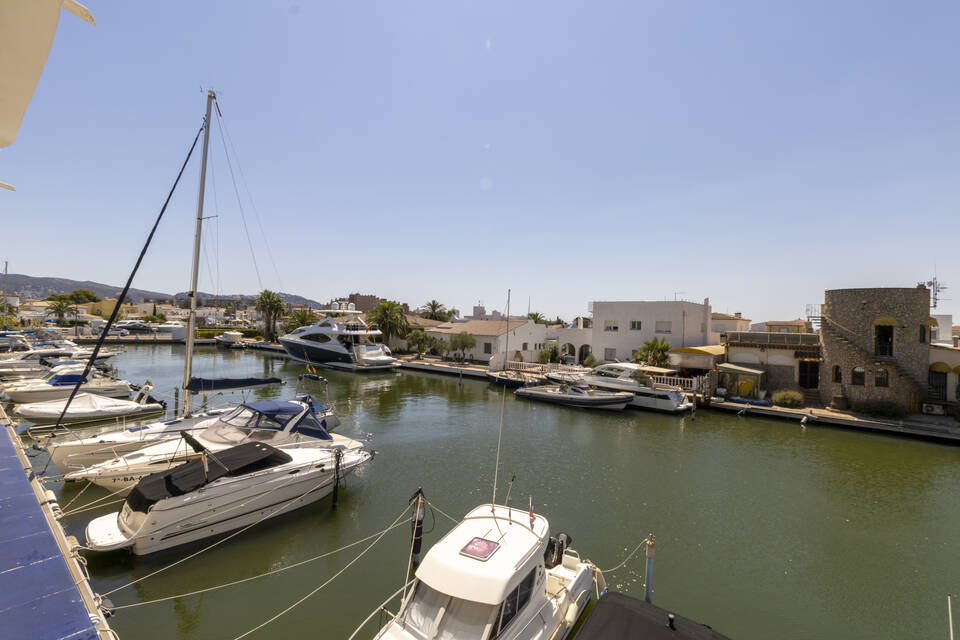 Appartement sur le canal à Santa Margarita-Roses