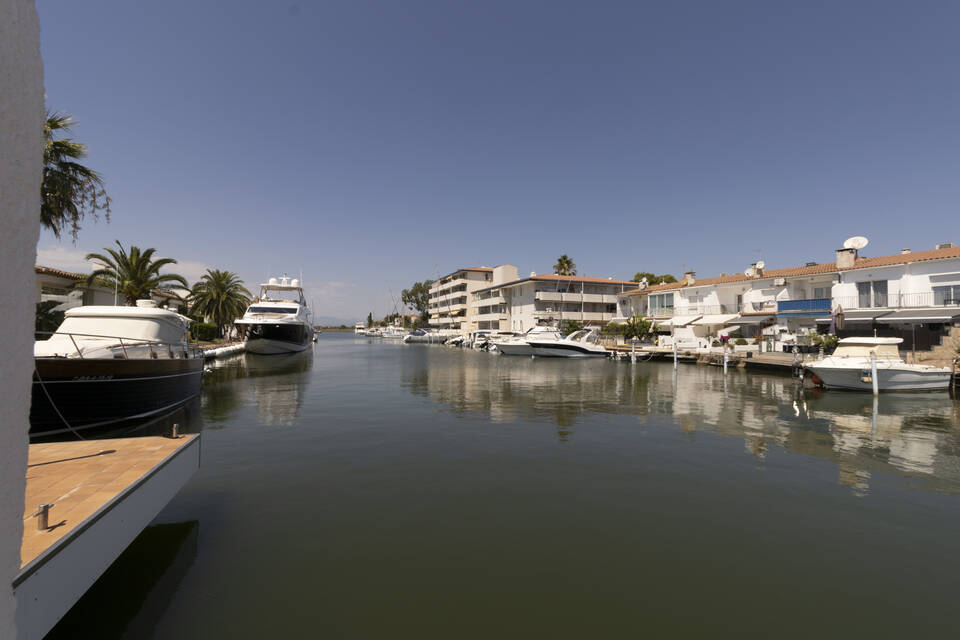 Appartement sur le canal à Santa Margarita-Roses