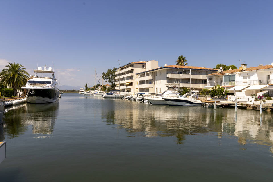 Appartement sur le canal à Santa Margarita-Roses