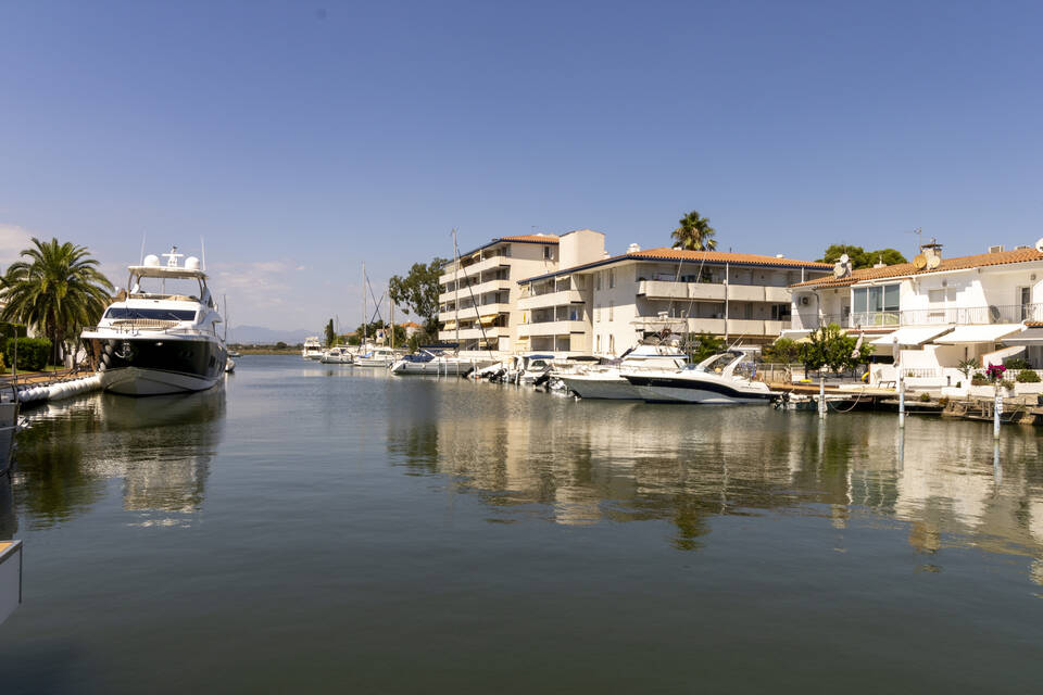 Appartement sur le canal à Santa Margarita-Roses