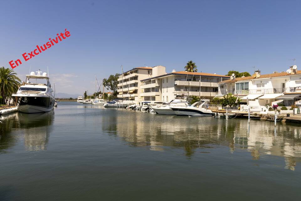 Apartment on the canal in Santa Margarita-Roses