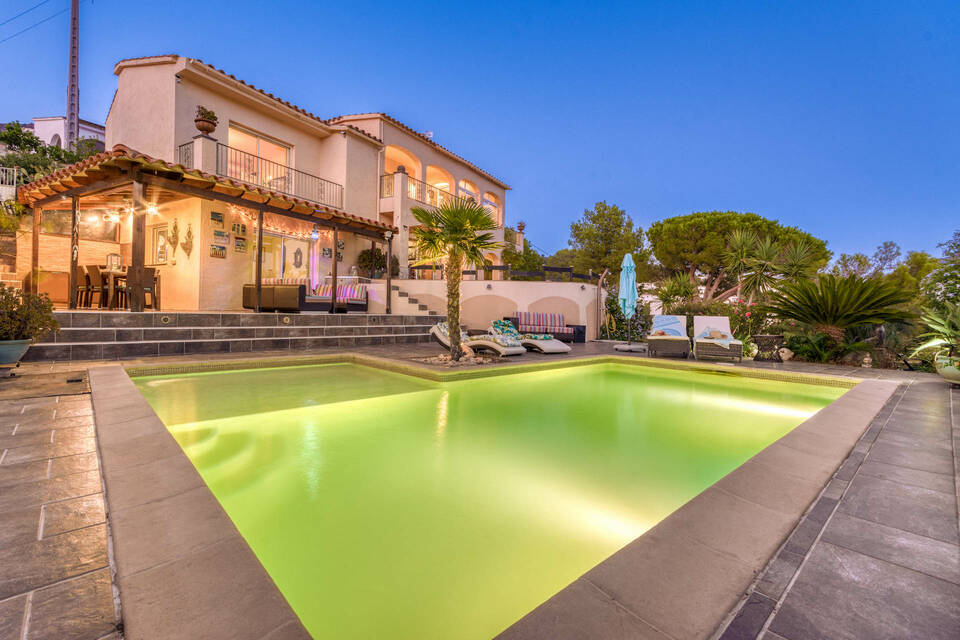 Elégante villa avec vue mer panoramique une belle piscine et Studio supplémentaire à Mas Fumats Roses