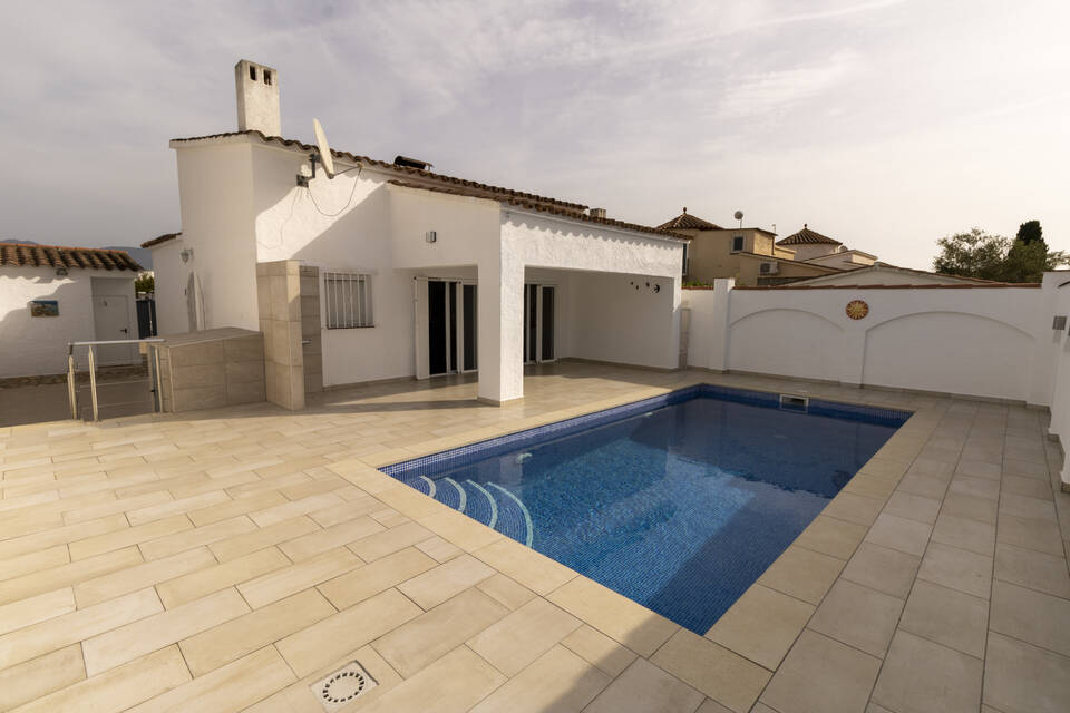 Recently very tastefully renovated single storey house in Empuriabrava