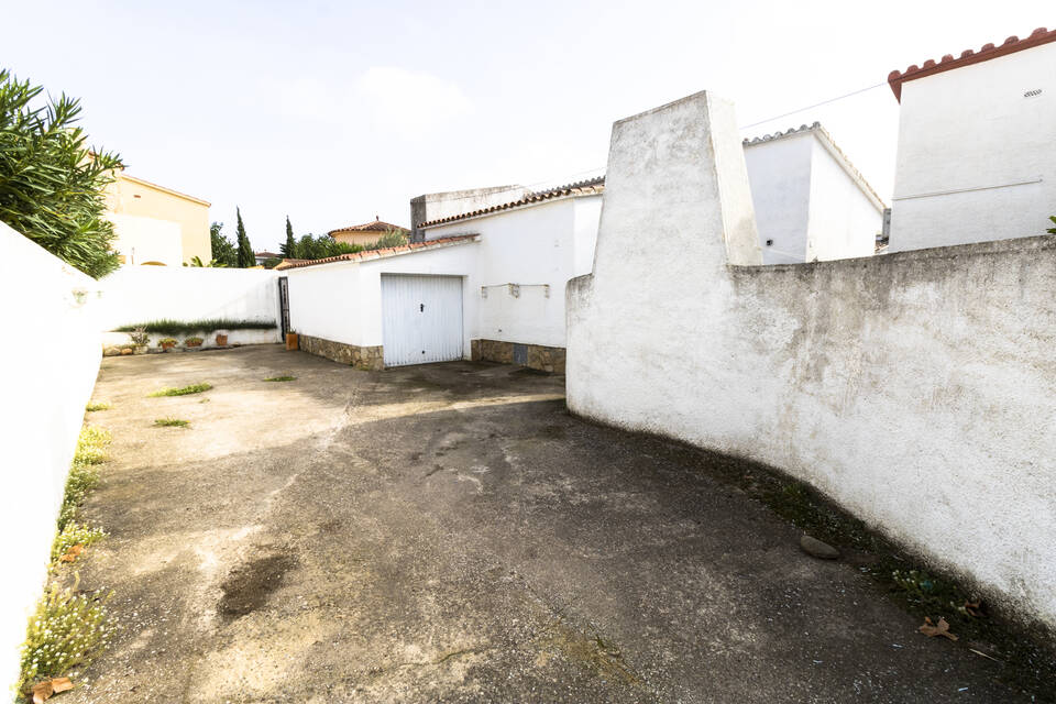 Acogedora casa de 2 dormitorios con jardín y garaje.