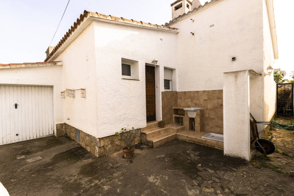 Acogedora casa de 2 dormitorios con jardín y garaje.