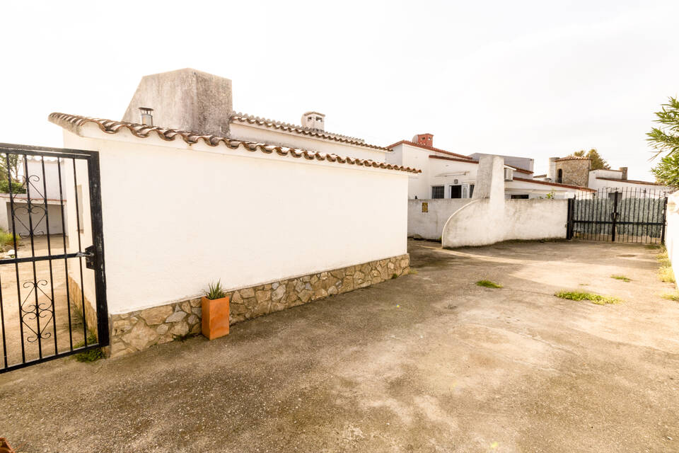 Acogedora casa de 2 dormitorios con jardín y garaje.