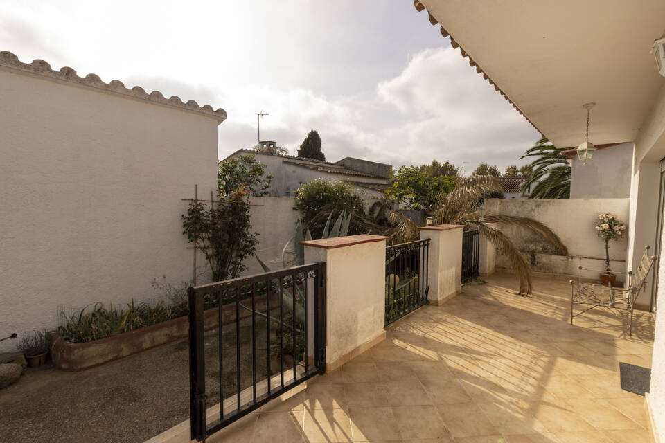 Acogedora casa de 2 dormitorios con jardín y garaje.