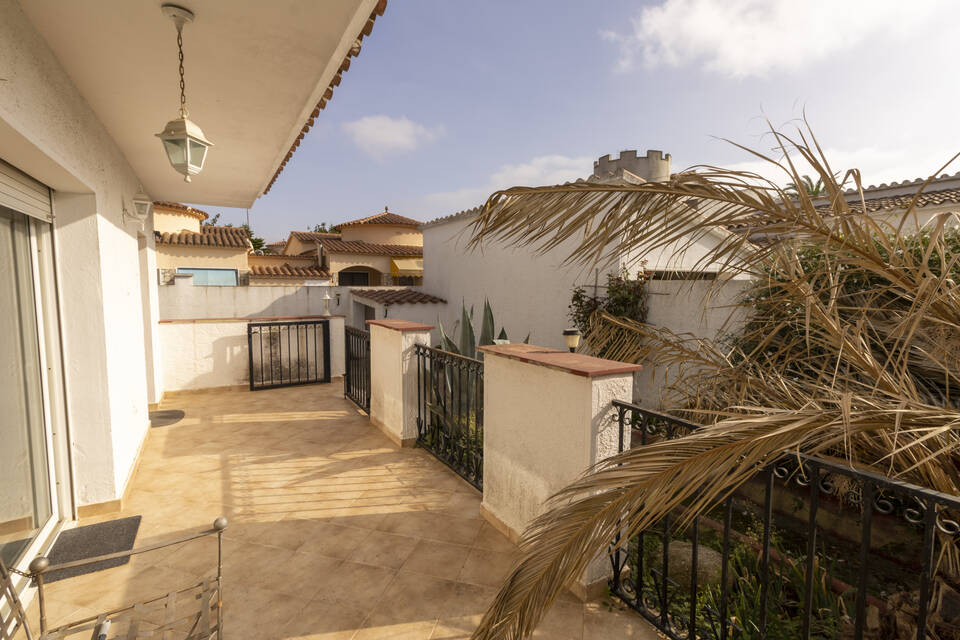 Acogedora casa de 2 dormitorios con jardín y garaje.