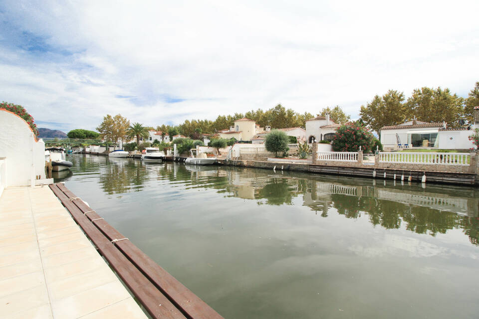 Attractive south-facing bungalow with 12,5 metre mooring situated in the Residential Marina of Empuriabrava.