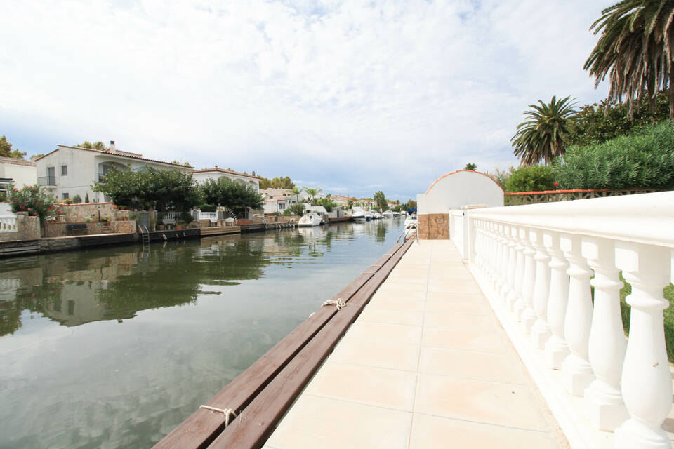 Attractive south-facing bungalow with 12,5 metre mooring situated in the Residential Marina of Empuriabrava.