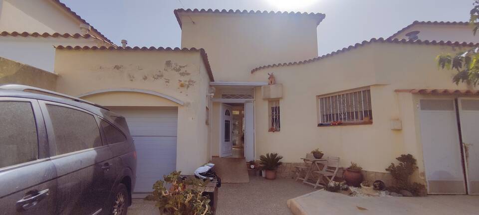 Casa para reformar con garaje y jardín en Roses, Santa Margarita