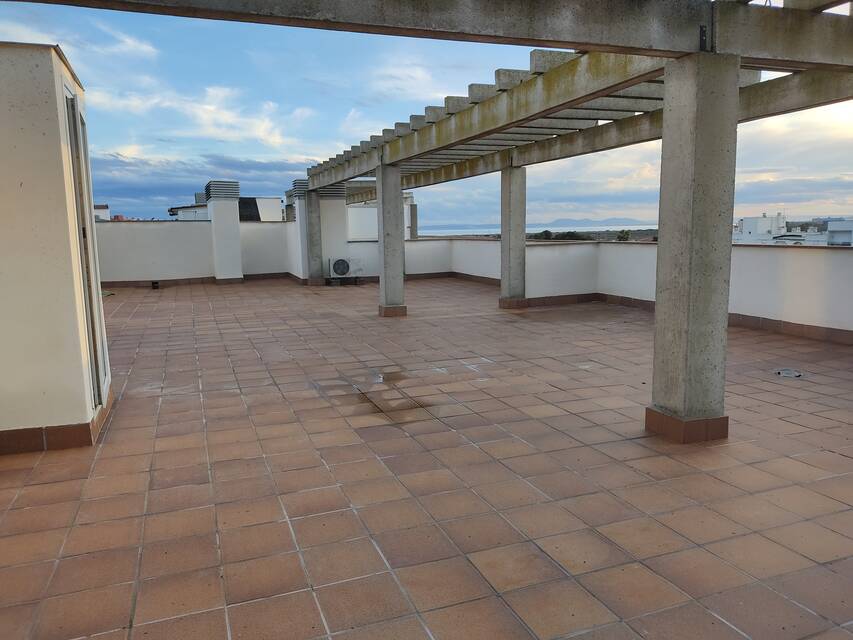 Àtic molt espaiós amb unes magnífiques vistes a la muntanya i els canals