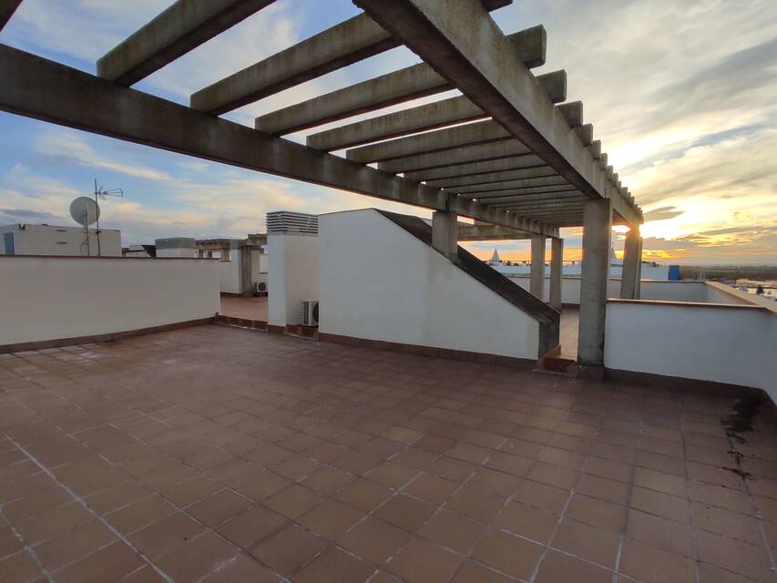 Spacious penthouse with magnificent views of the mountains and canals.