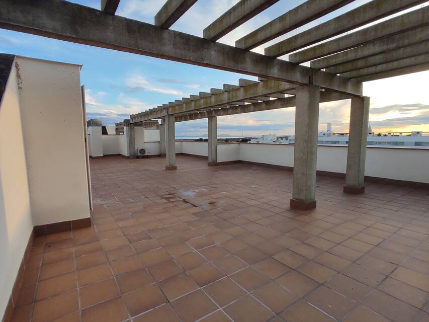 Àtic molt espaiós amb unes magnífiques vistes a la muntanya i els canals