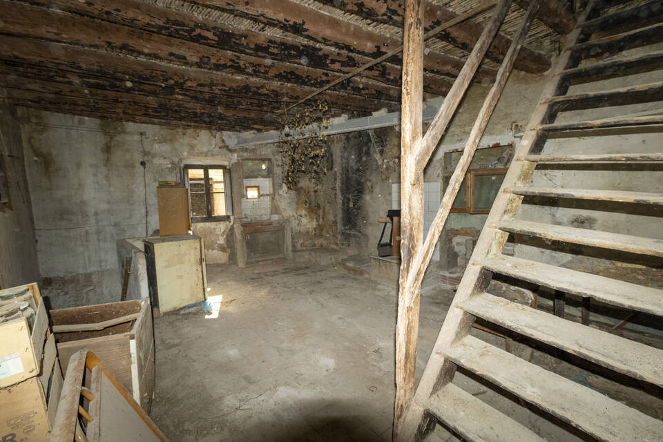 19th Century Rustic Farmhouse, to be renovated, near the center of Poble de Perelada, with a huge patio of more than 400m2