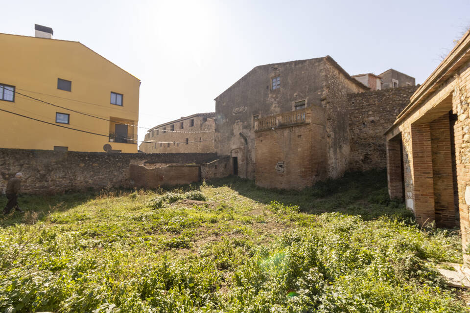 Ferme rustique du XIXe siècle, à rénover, près du centre de Poble de Perelada, avec un immense patio de plus de 400m2