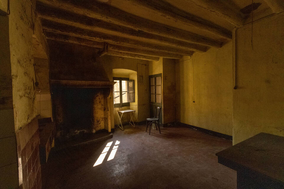 19th Century Rustic Farmhouse, to be renovated, near the center of Poble de Perelada, with a huge patio of more than 400m2