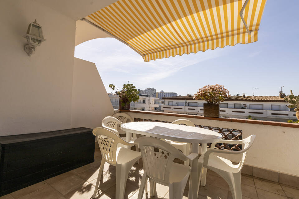 2 bedroom apartment with a large terrace 5 min from the beach in Empuriabrava