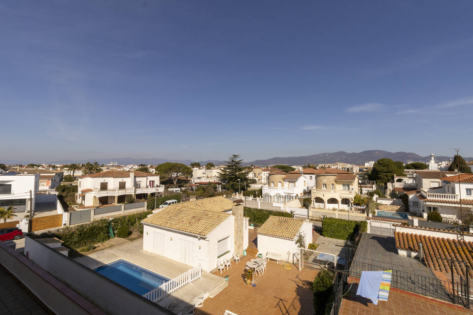 Apartament de 2 habitacions amb gran terrassa a 5 min de la platja a Empuriabrava