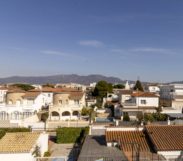 2 bedroom apartment with a large terrace 5 min from the beach in Empuriabrava