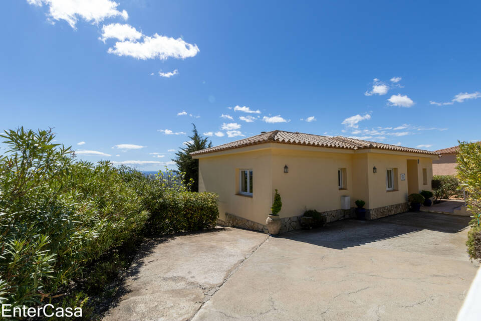 Magnificent detached single storey villa with pool in Palau-Saverdera