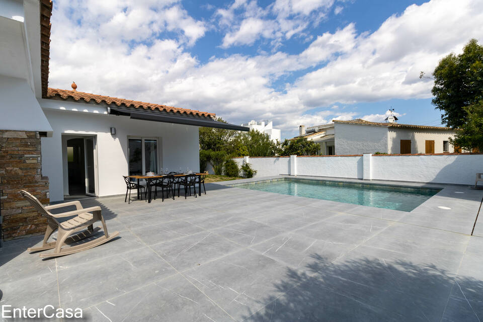 Magnificent recently renovated villa with pool and large garden in a very quiet area in Empuriabrava