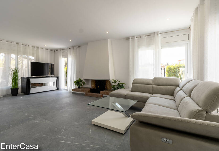 Magnificent recently renovated villa with pool and large garden in a very quiet area in Empuriabrava