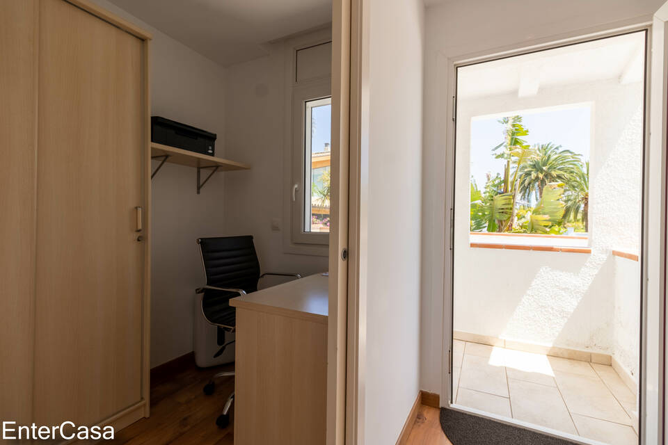 Maison individuelle sur le canal large, rénovée, avec amarre 13m, piscine et garage à Empuriabrava