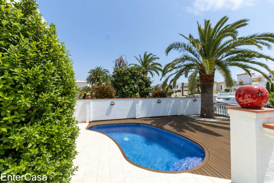 Freistehendes Haus am breiten Kanal, renoviert, mit Liegeplatz 13m, Pool und Garage in Empuriabrava