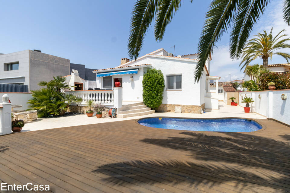 Detached house on the wide canal, renovated, with mooring 13m, pool and garage in Empuriabrava