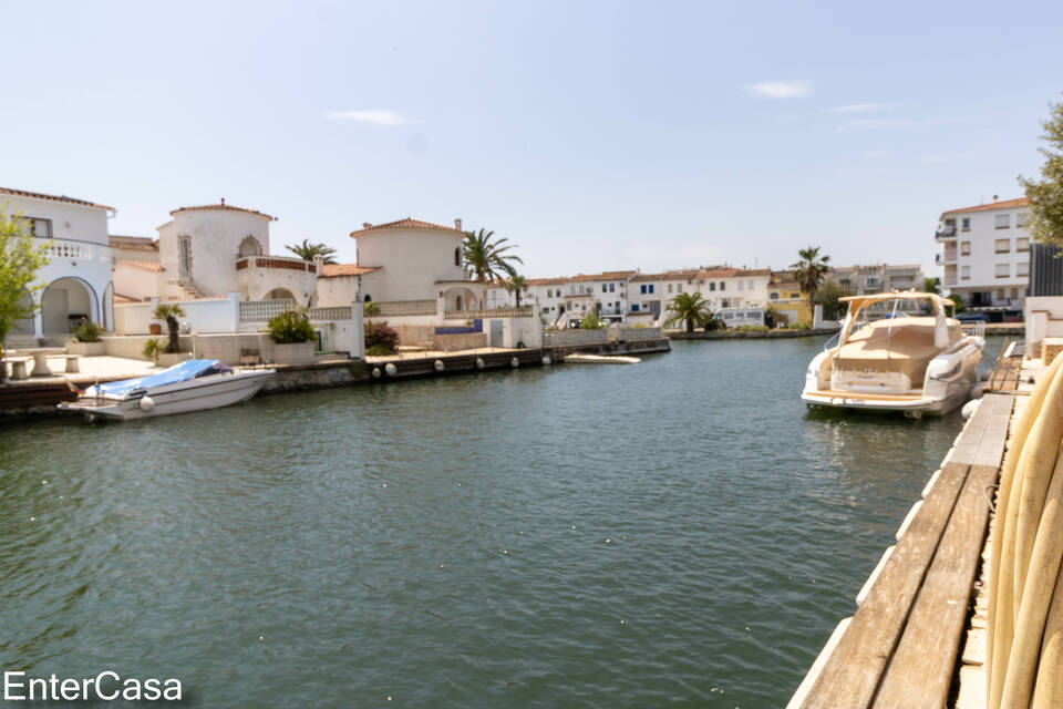 Freistehendes Haus am breiten Kanal, renoviert, mit Liegeplatz 13m, Pool und Garage in Empuriabrava