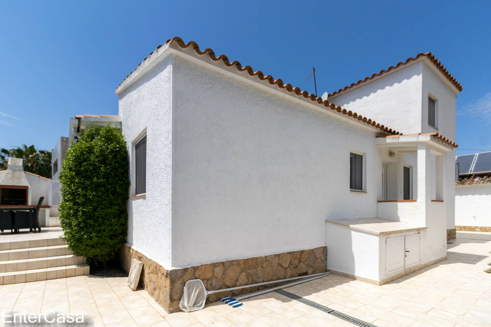 Detached house on the wide canal, renovated, with mooring 13m, pool and garage in Empuriabrava