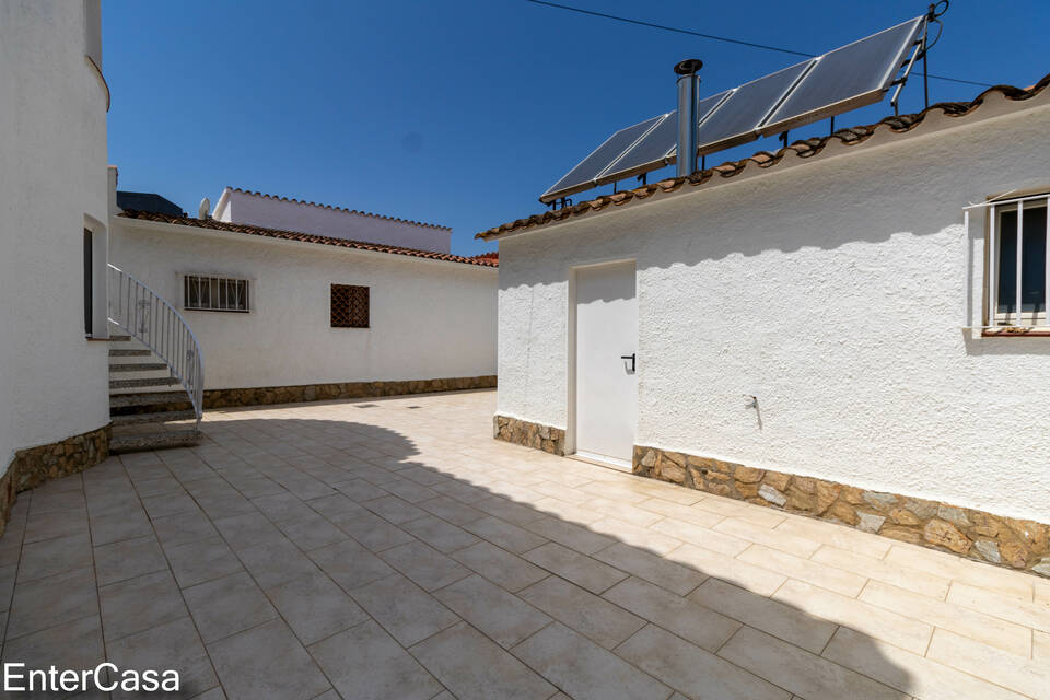 Detached house on the wide canal, renovated, with mooring 13m, pool and garage in Empuriabrava