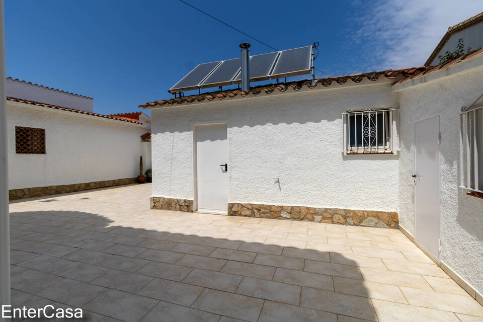 Detached house on the wide canal, renovated, with mooring 13m, pool and garage in Empuriabrava