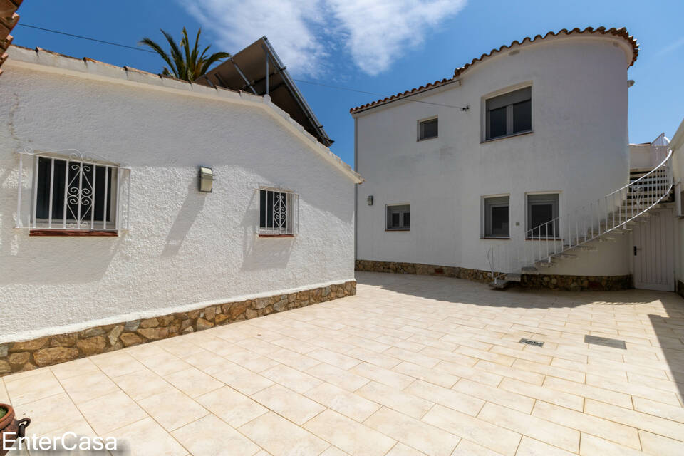 Detached house on the wide canal, renovated, with mooring 13m, pool and garage in Empuriabrava