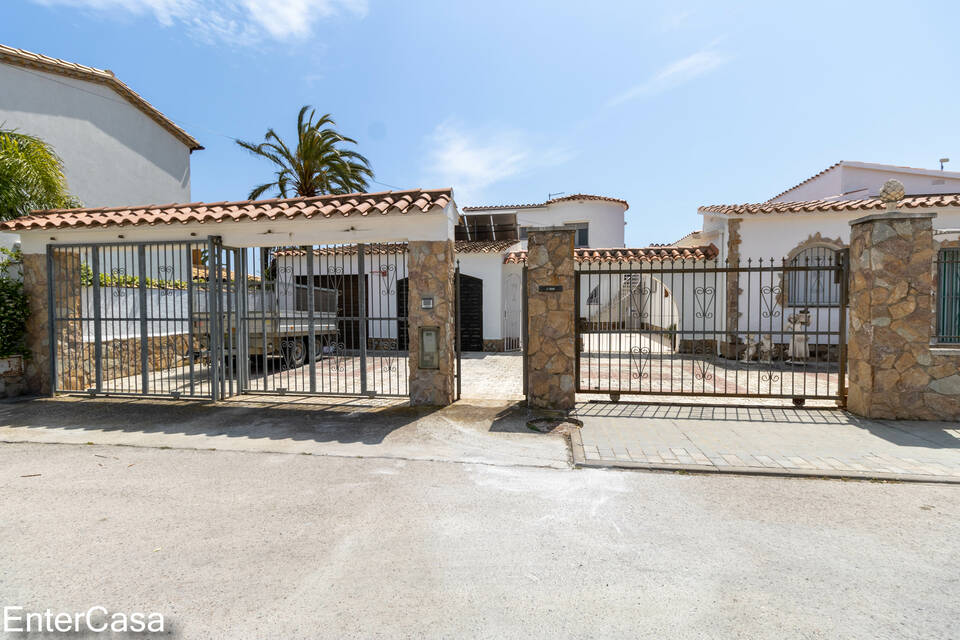 Casa unifamiliar en el canal ancho, reformada, con amarre de 13m, piscina y garaje en Empuriabrava