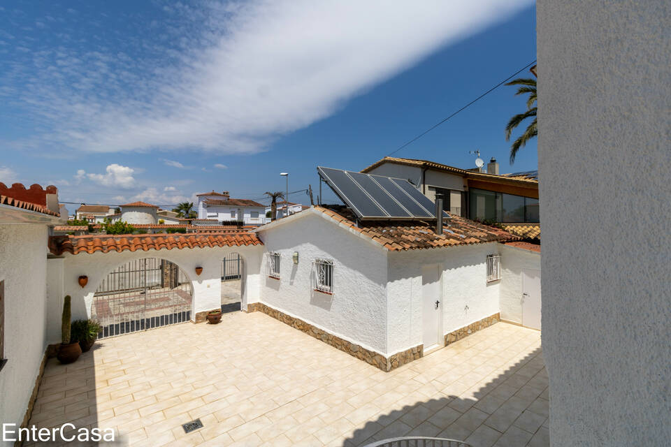 Detached house on the wide canal, renovated, with mooring 13m, pool and garage in Empuriabrava