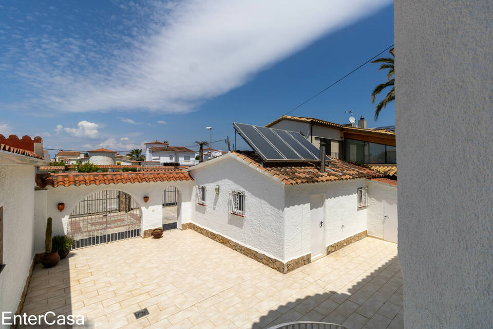 Casa unifamiliar en el canal ancho, reformada, con amarre de 13m, piscina y garaje en Empuriabrava