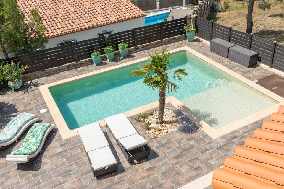Elegante Villa mit Panorama-Meerblick, schönem Pool und extra Studio in Mas Fumats Roses