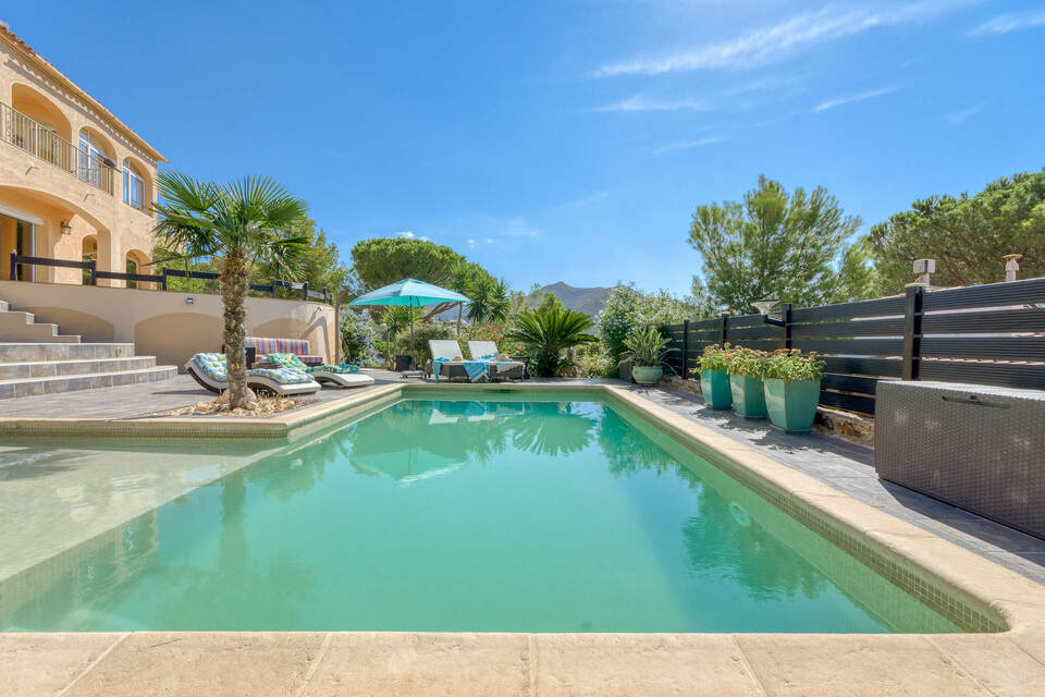 Elegante Villa mit Panorama-Meerblick, schönem Pool und extra Studio in Mas Fumats Roses