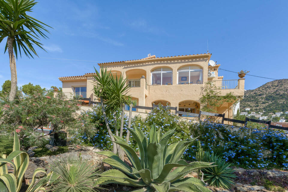 Entercasa offers: Elegant villa in Roses, Mas Fumats, with impressive panoramic views of the Bay of Roses in Mas Fumats