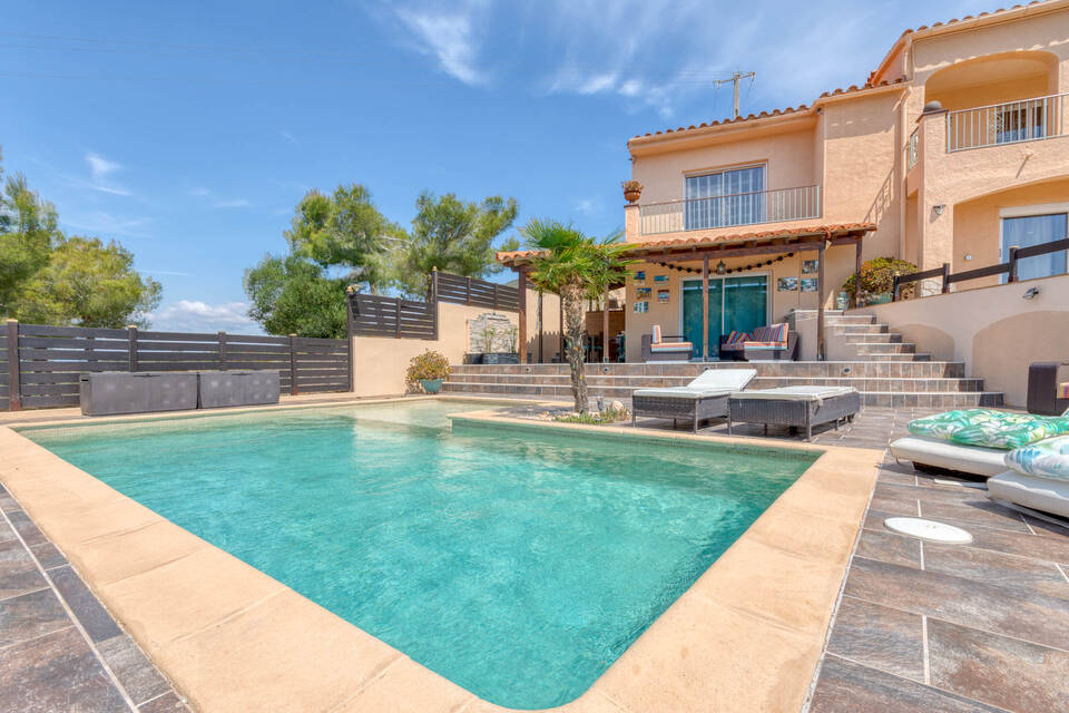 Elégante villa avec vue mer panoramique une belle piscine et Studio supplémentaire à Mas Fumats Roses