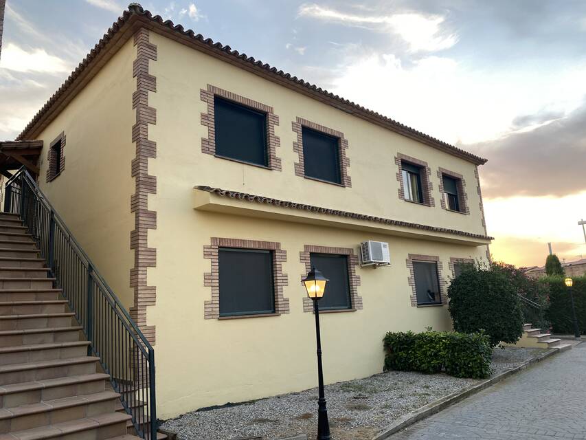 Precioso y luminoso piso de 2 habitaciones recién reformado en una moderna urbanización de Vilacolum, con calefacción central y plaza de aparcamiento.