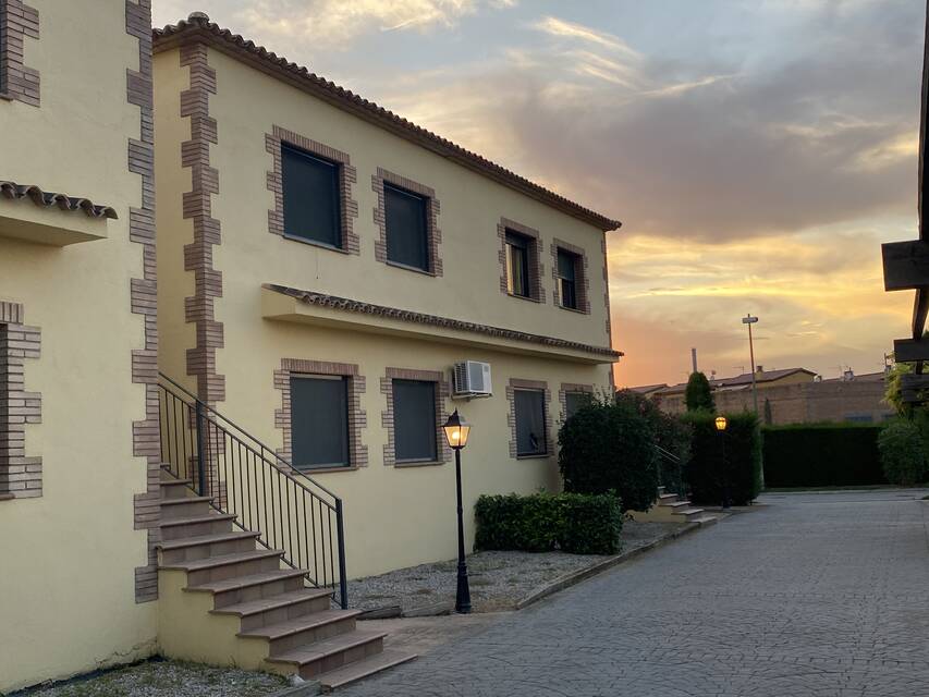 Precioso y luminoso piso de 2 habitaciones recién reformado en una moderna urbanización de Vilacolum, con calefacción central y plaza de aparcamiento.