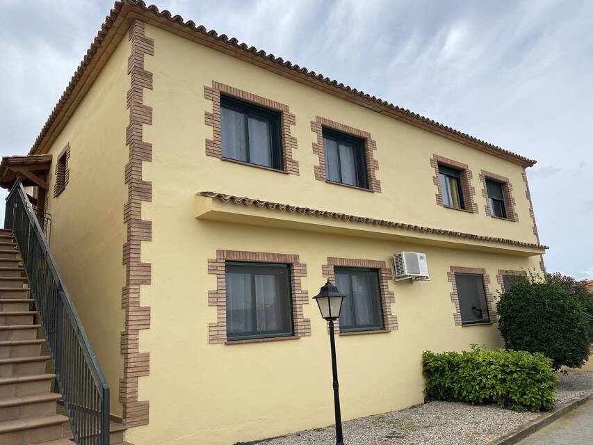 Precioso y luminoso piso de 2 habitaciones recién reformado en una moderna urbanización de Vilacolum, con calefacción central y plaza de aparcamiento.