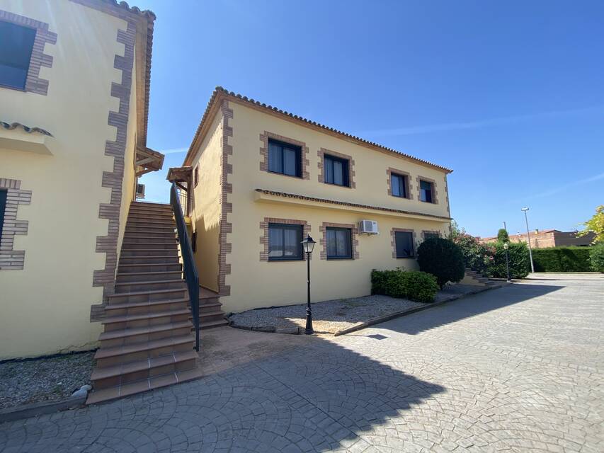 Precioso y luminoso piso de 2 habitaciones recién reformado en una moderna urbanización de Vilacolum, con calefacción central y plaza de aparcamiento.