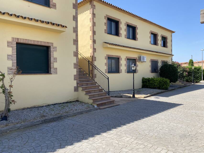 Precioso y luminoso piso de 2 habitaciones recién reformado en una moderna urbanización de Vilacolum, con calefacción central y plaza de aparcamiento.