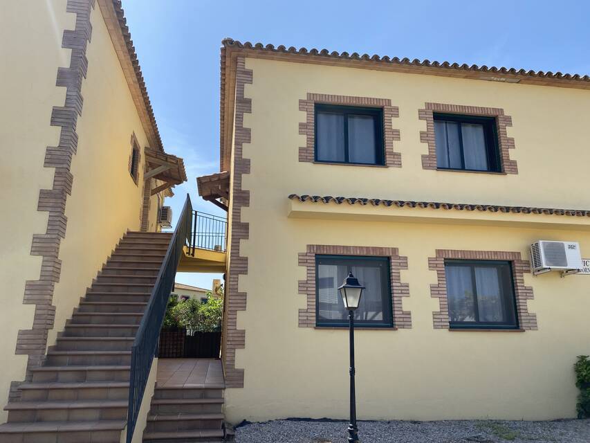 Precioso y luminoso piso de 2 habitaciones recién reformado en una moderna urbanización de Vilacolum, con calefacción central y plaza de aparcamiento.